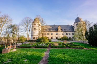 Blick auf die Wewelsburg und die Kräuterbeete im Frühling 2021